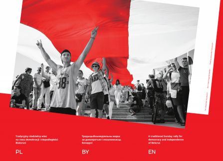 fotografia z wystawy Białoruś. Droga do wolności. tradycyjny niedzielny wiec na rzecz demokracji i niepodległości na białoruski. Młodzi ludzie niosą historyczną flagę białorusi.